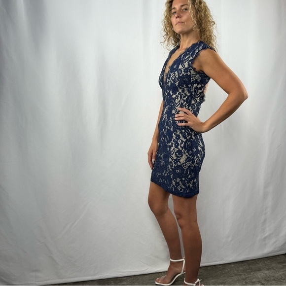 Aidan Aidan Mattox Sleeveless Illusion Neckline Lace Mini Dress in Blue Size 4 - Picture 2 of 4